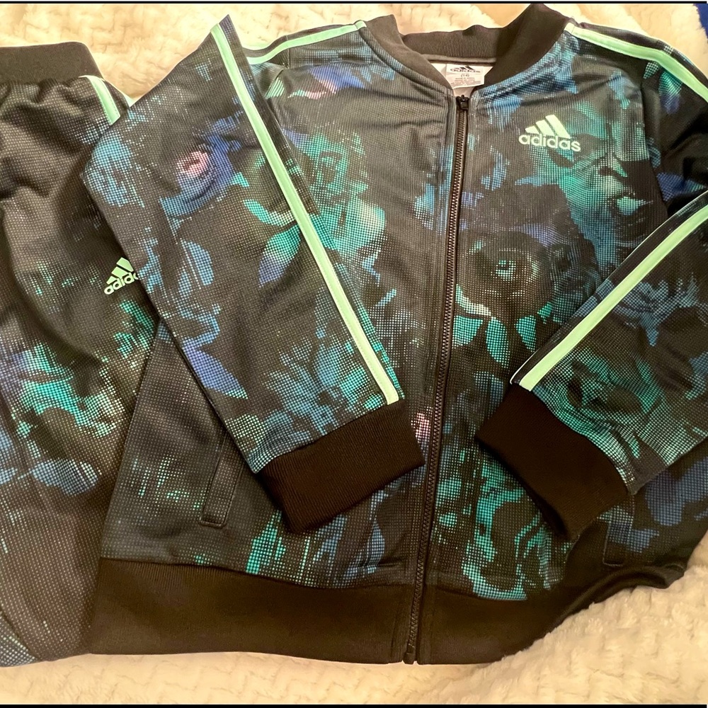 Adidas Girls Track Suit Size 14, worn once.